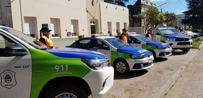 15 jóvenes dieron vuelta y destrozaron un auto estacionado
