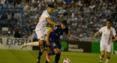 Dura derrota de Estudiantes en Tucumán por 3 a 1: el equipo de Zielinski no levanta cabeza