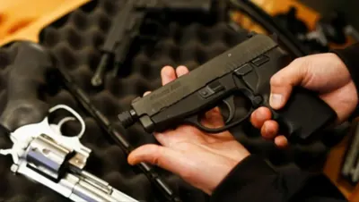 El Gobierno bajó a 18 años la edad mínima para portar armas