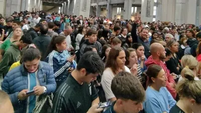 Miles de hinchas fueron a la iglesia de San Nicolás porque creían que estaba Lionel Messi: “Quédense a rezar”