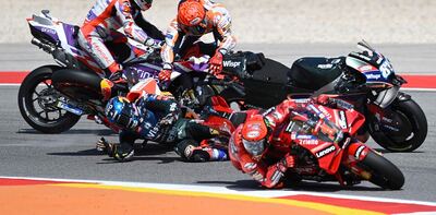 Accidentado arranque del MotoGP: fractura para Márquez tras chocar a Oliveira y victoria de Bagnaia antes de llegar a la Arge