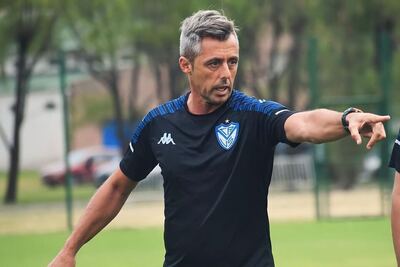 Murió el DT de la Reserva de Vélez Hernán Manrique tras descompensarse antes del partido con Racing