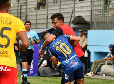 Otro escándalo de César Farías: agredió a dos futbolistas argentinos y se fue expulsado en Ecuador