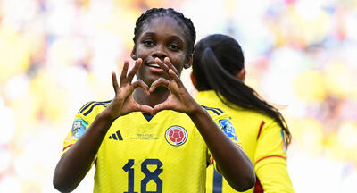 Mundial de fútbol femenino: la delantera de Colombia se agarró el pecho y se desplomó en pleno campo