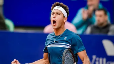 Tomás Etcheverry ganó en el debut en París y le toca Djokovic en la segunda ronda