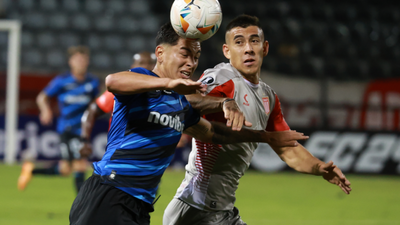 Estudiantes no aguantó y casi lo pierde en el final, pero se llevó un empate de Chile