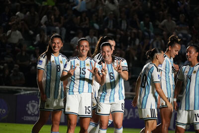 Argentina apabulló a Bolivia y se metió en zona de clasificación al Mundial femenino