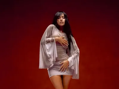 Becky G enciende las pistas con "EPA"