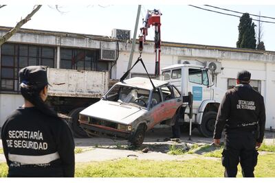 La Plata: La Municipalidad retiró autos abandonados del norte, el sur y el oeste de la ciudad