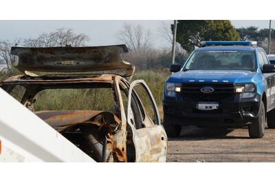 La Plata: Se retiraron nuevos autos abandonados de la vía pública en Tolosa, Villa Elvira y el casco urbano