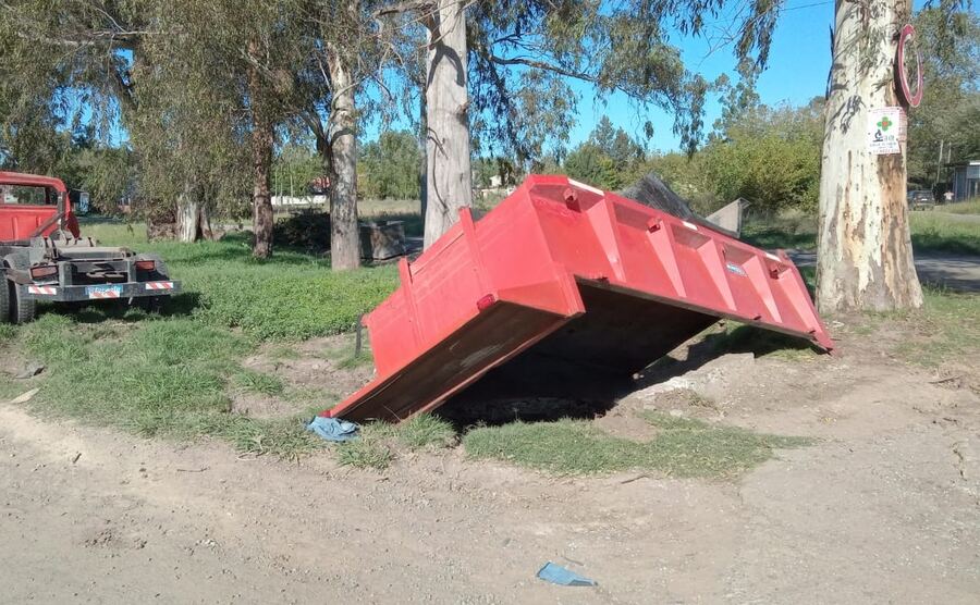 Murió un empleado municipal en terrible accidente entre dos camiones en El Peligro