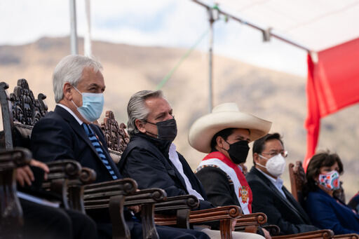Fernández participó del acto de juramentación de su par de Perú, José Pedro Castillo