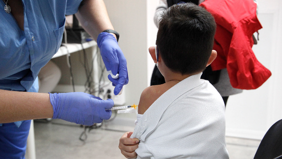 Aplicarán la dosis de refuerzo contra el COVID-19 a chicos de 5 a 11 años