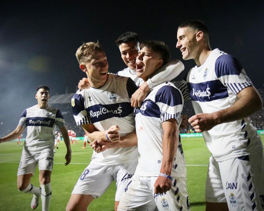 Gimnasia le ganó 3 a 1 a Independiente y es puntero del campeonato