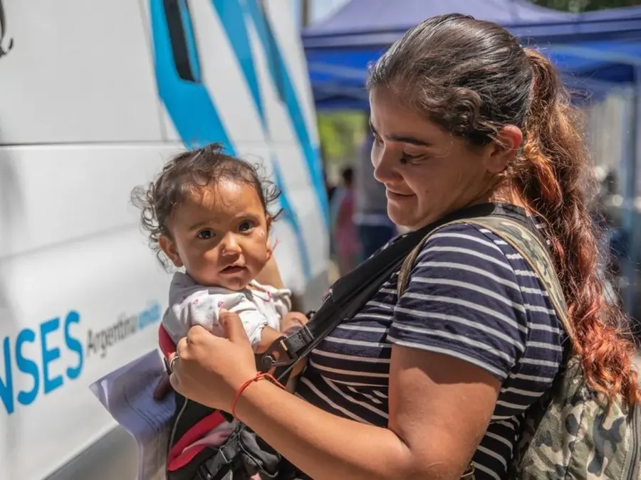 ANSES: Desde este mes la Asignación Universal por Hijo aumenta a 41.322 pesos