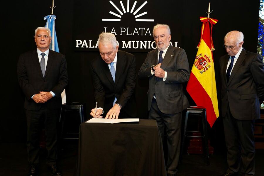 La Plata: Alak distinguió al director de la Real Academia Española