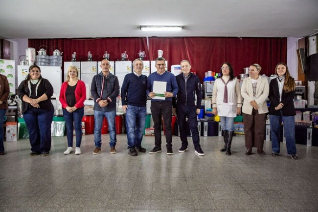 Esteban Echeverría: Larroque y Gray encabezaron la entrega de equipamiento para 81 escuelas