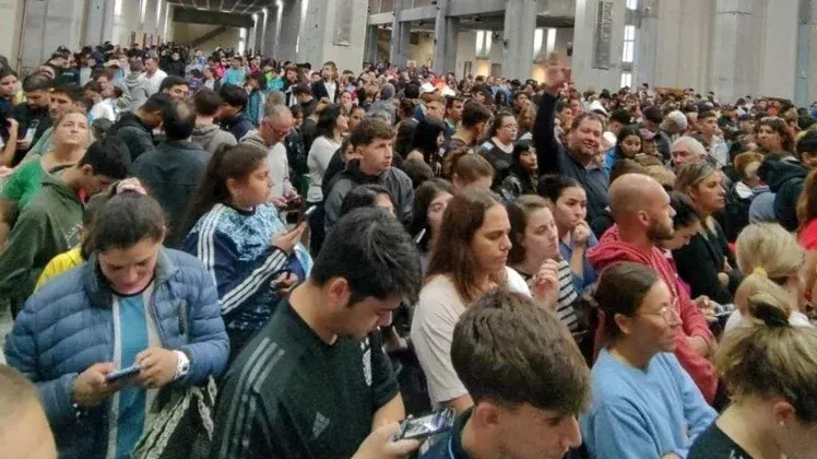 Miles de hinchas fueron a la iglesia de San Nicolás porque creían que estaba Lionel Messi: “Quédense a rezar”