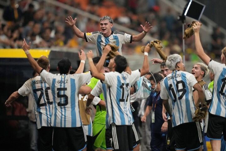 Un Diablito suelto en Indonesia: Argentina goleó a Brasil y pasó a semifinales