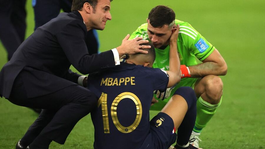 "Dibu" Martínez se deshizo en elogios hacia Kylian Mbappé: "Es el delantero más fuerte que enfrenté"
