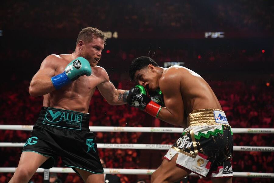 Canelo Álvarez venció por puntos a Jaime Munguía y retuvo sus títulos mundiales