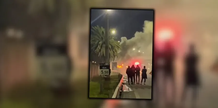 Se incendió un micro con jugadoras de vóley de Gimnasia y se salvaron de milagro