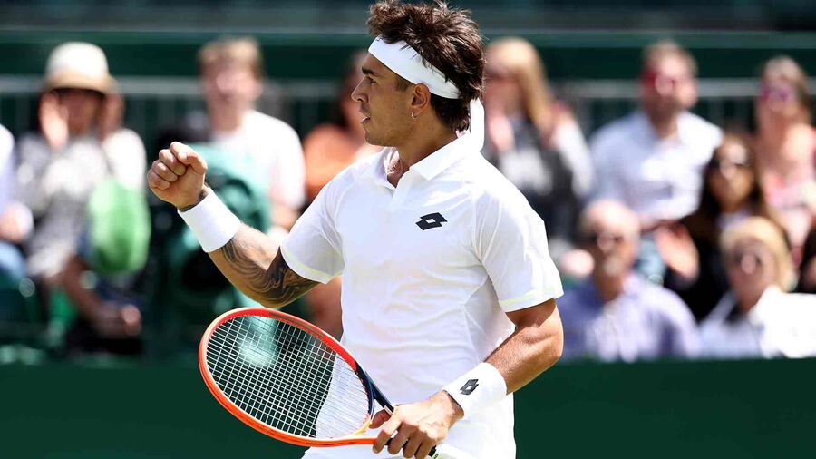 Francisco Comesaña da un nuevo golpe en Wimbledon y avanza a la tercera ronda