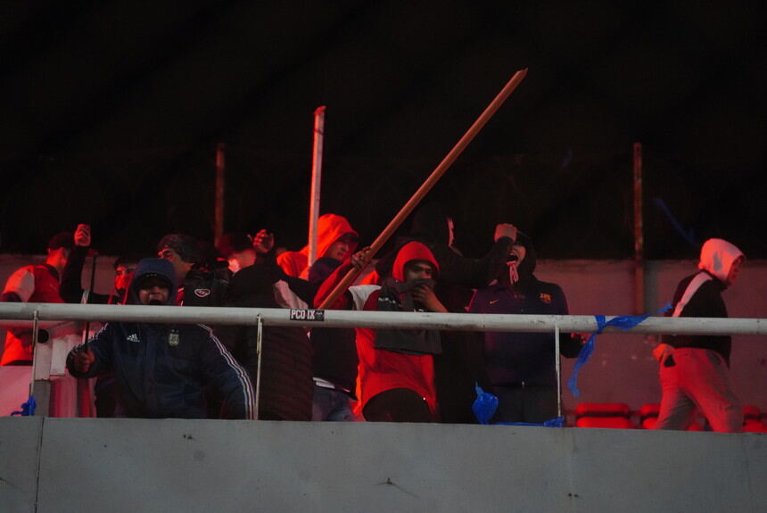 Bochorno en Avellaneda: partido cancelado, heridos graves y 90 detenidos en Independiente-Universidad de Chile