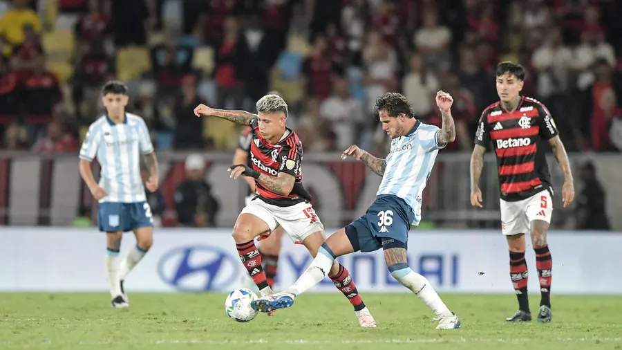 A Racing se le escapó sobre el final contra Flamengo y quedó obligado a ganar en Avellaneda